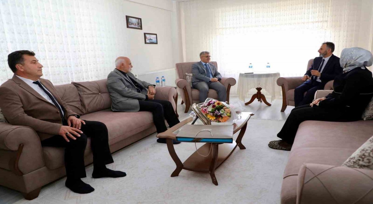 Niğdede Vali Çelikten emekli öğretmene anlamlı ziyaret