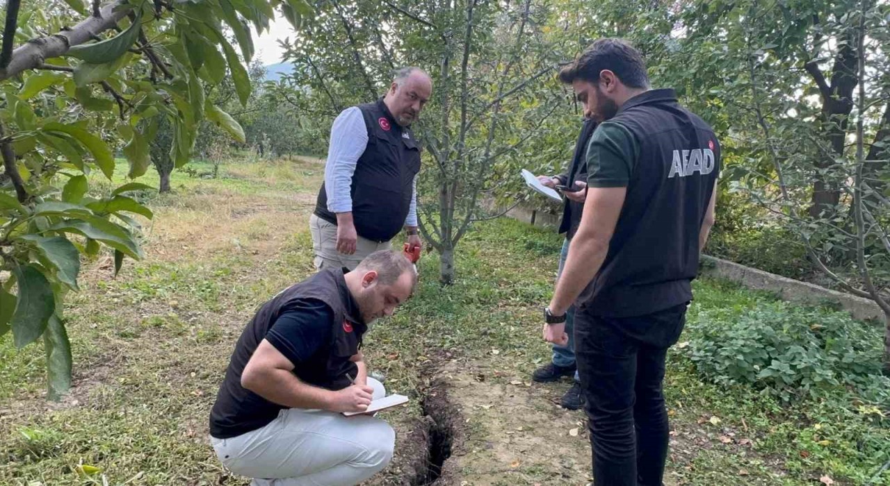 Obrukların oluştuğu, duvarların çatladığı Eğirdirde AFAD incelemeleri sürüyor