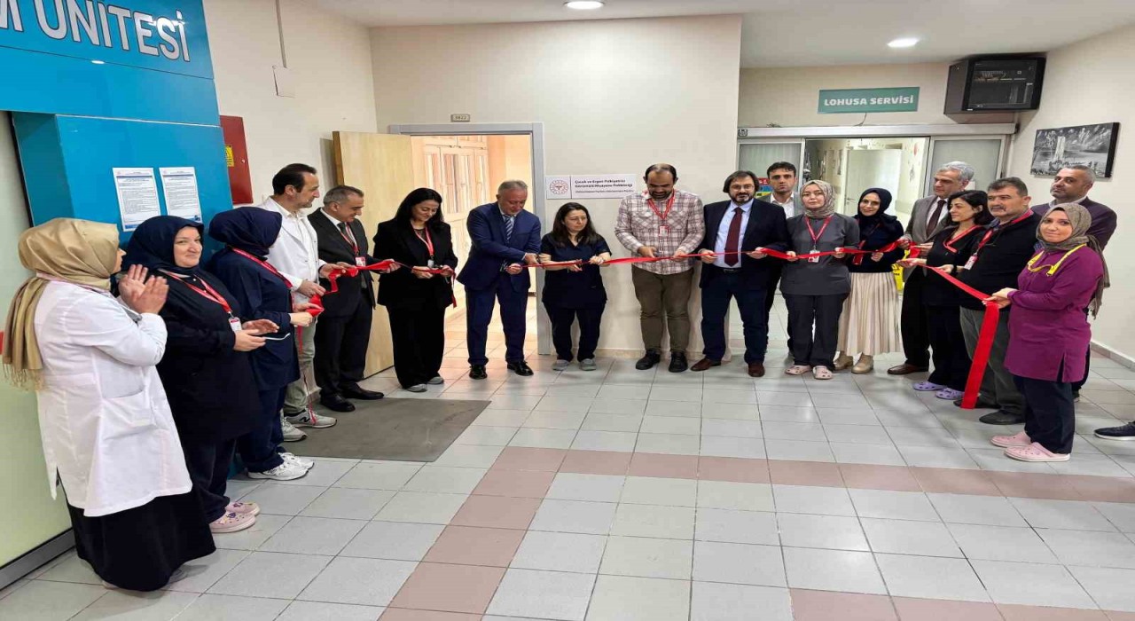 Oda küçük, tören büyük