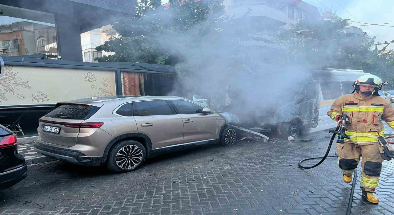 Öğrenci servisi yandı: 13 çocuk son anda kurtarıldı