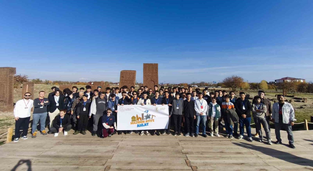 Öğrenciler Maziden Atiye Ahlat programıyla tarih yolculuğuna çıkıyor