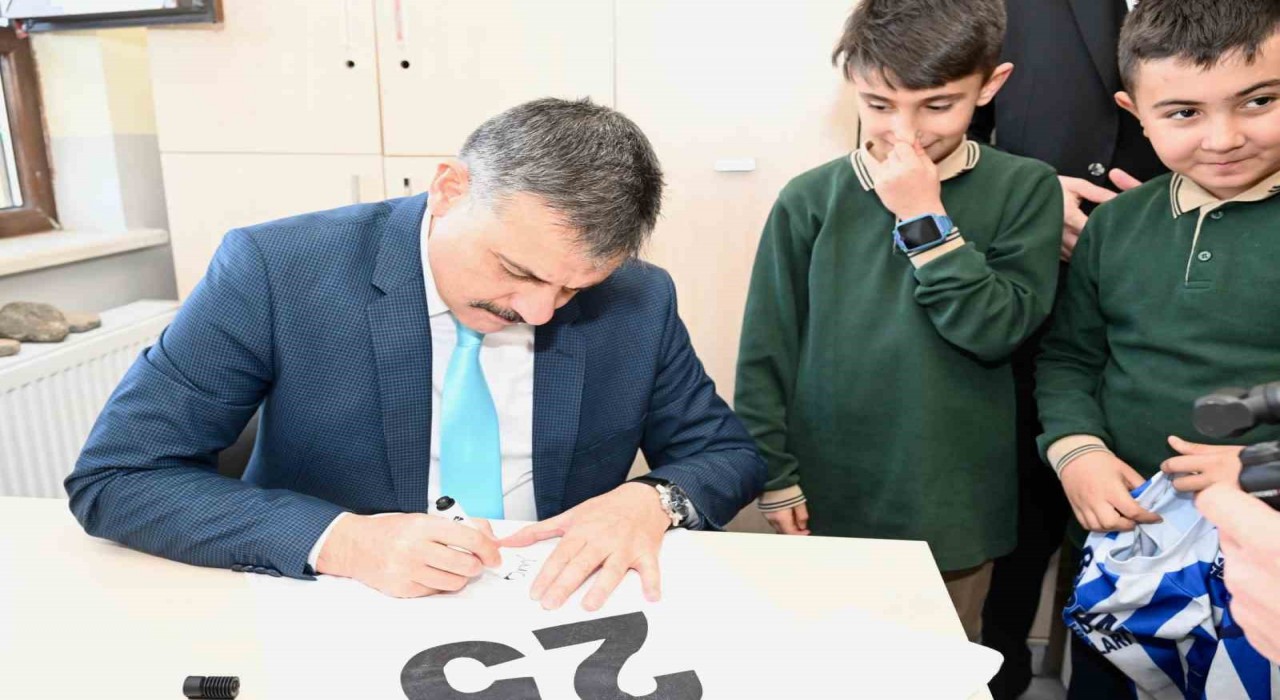 Öğrencilerden Vali Çiftçiye forma imzalatma sürprizi