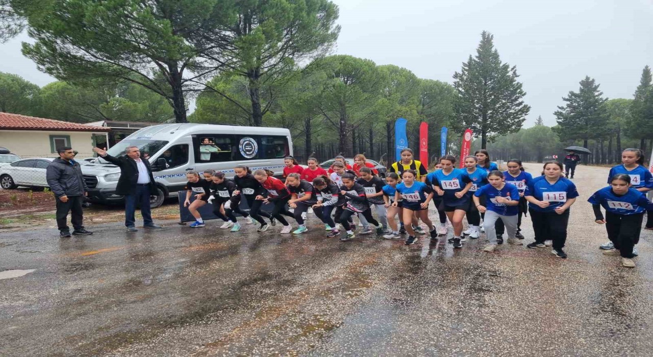 Okul sporları kros il birinciliğinde 130 sporcu ter döktü