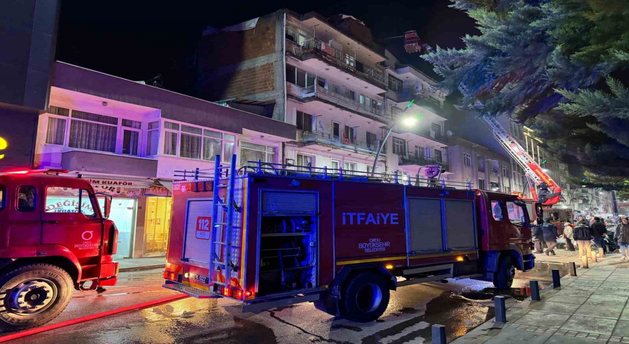 Orduda çatı katı yangını: 5 kişi asansörlü araçla tahliye edildi