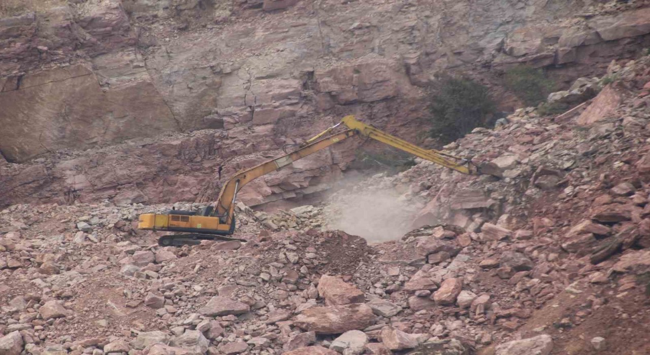 Orduda göçük altında kalan kamyon şoförü için yeniden arama çalışması başlatıldı