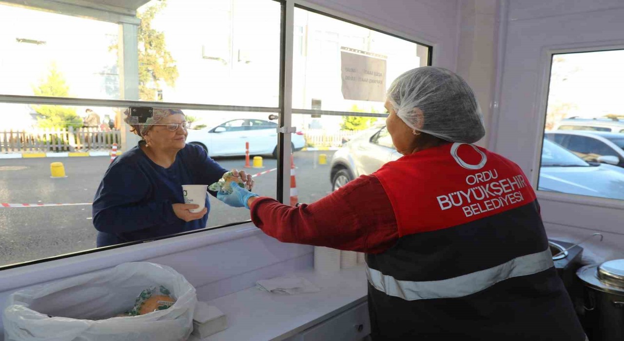 Orduda hastaneye gelen vatandaşlara çorba ikramı