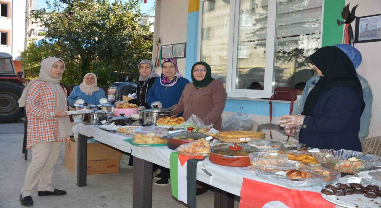 Orduda hayır çarşısı ile Filistine destek