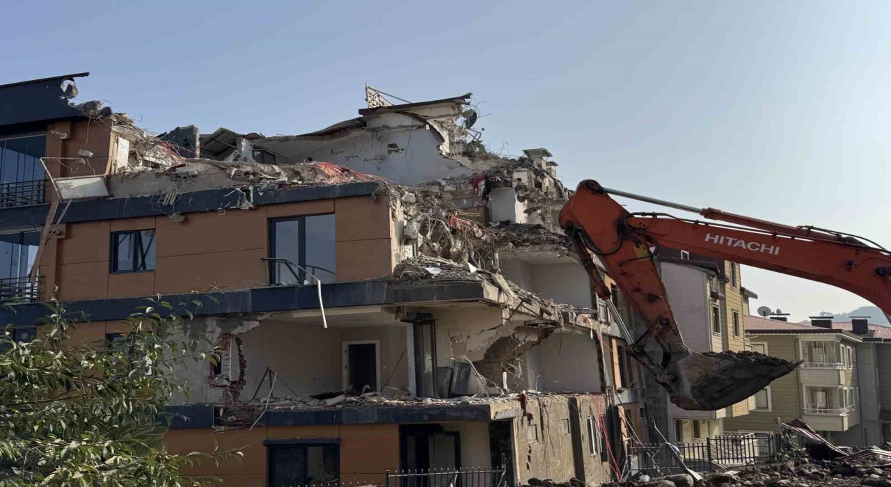 Orduda zemini kayan ve çatlaklar oluşan bina yıkılıyor