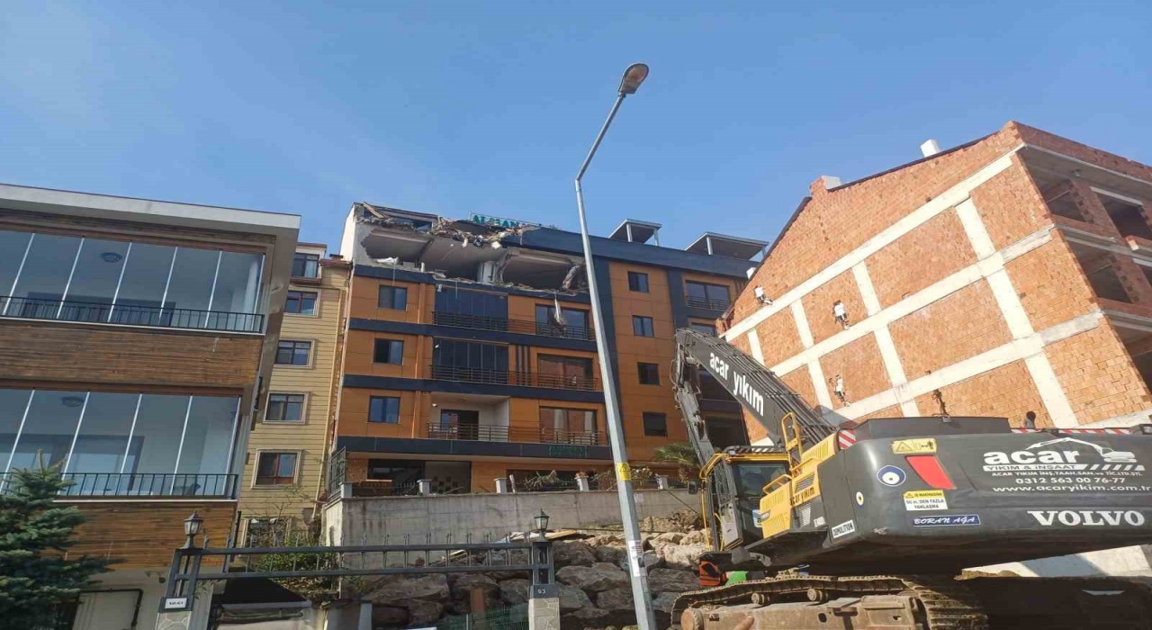 Orduda zemini kayan ve çatlaklar oluşan binada yıkım başladı