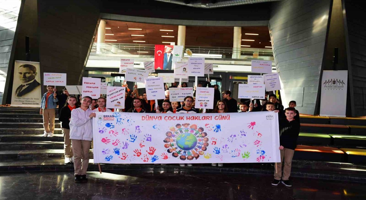 Osmangazide çocuklar haklarını öğrendi, pankartlarına yansıttı