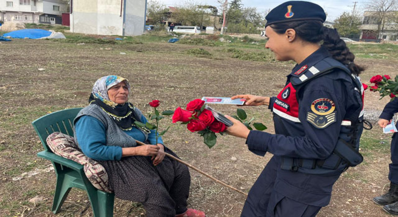 Osmaniye Jandarması Kadınlara Gül ve KADES Broşürü Dağıttı