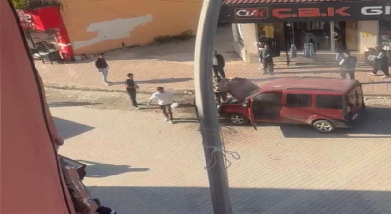 Osmaniyede araç yandı, esnaf facianın önüne geçti