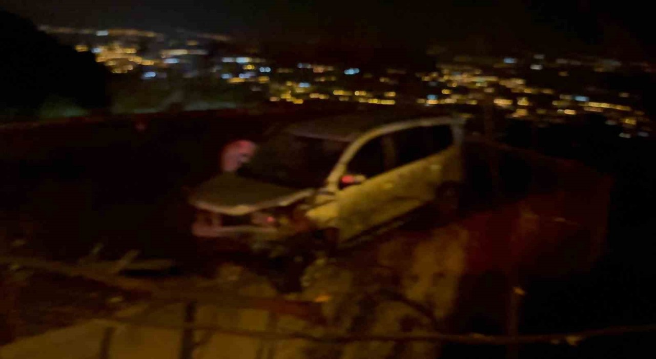 Osmaniyede hafif ticari araç evin damına düştü: 4 yaralı