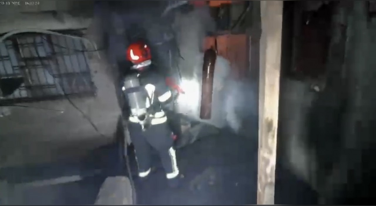 Osmaniyede iki katlı ahşap binadaki yangın söndürüldü