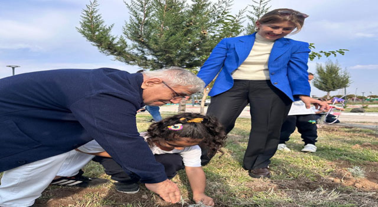 Osmaniye’de Yaşlılar ve Çocuklar Lavanta Fidanları Dikti