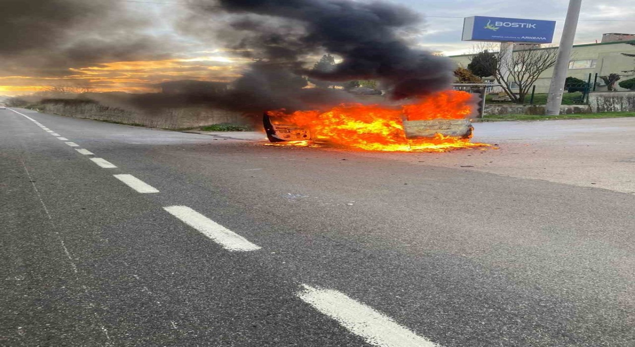 Otomobil, alev topuna döndü