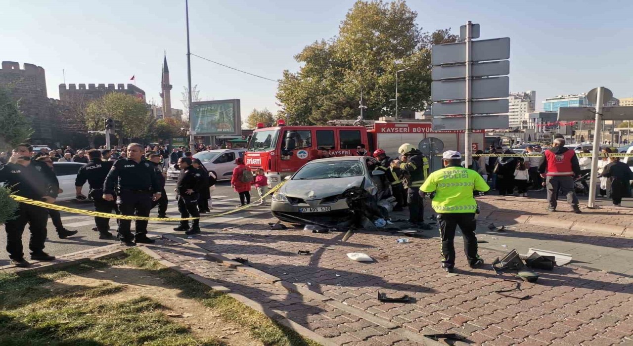 Otomobil ışıkta bekleyen yayaların arasına daldı: 5 yaralı