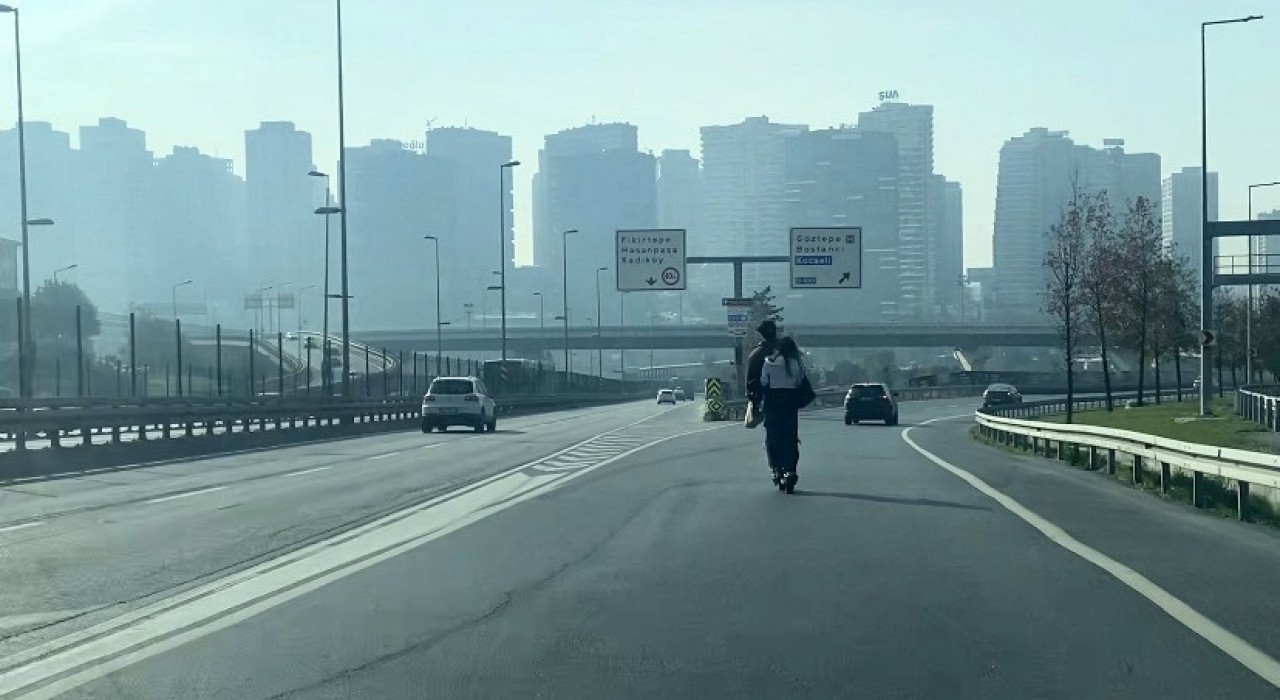 Otoyolda scooter ile tehlikeli yolculuk kamerada