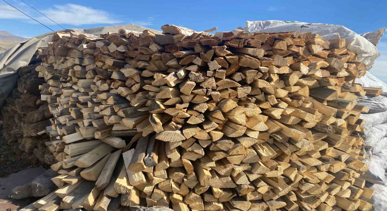 Patnosta kış yaklaşırken odun istifleme çalışmaları hız kazandı