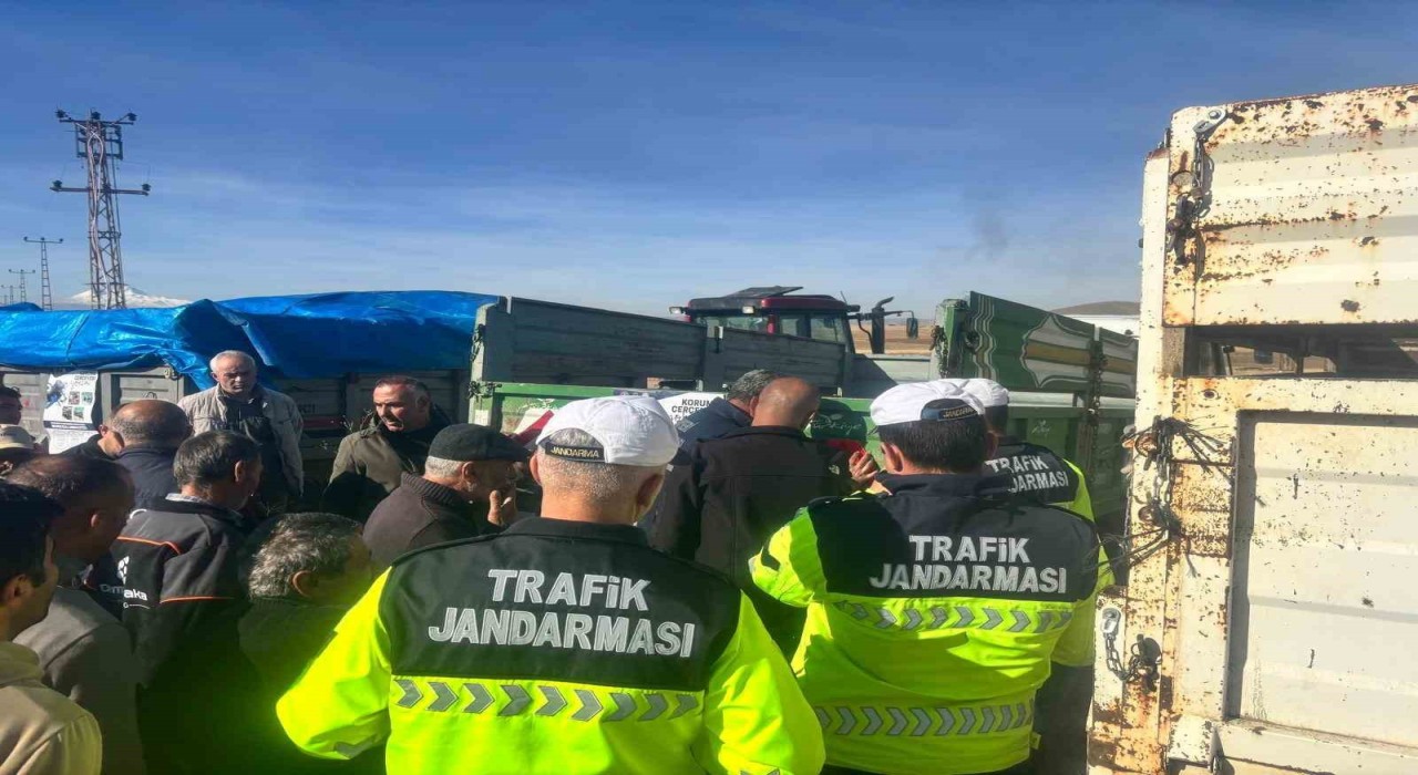 Pınarbaşında traktörlere reflektör dağıtıldı