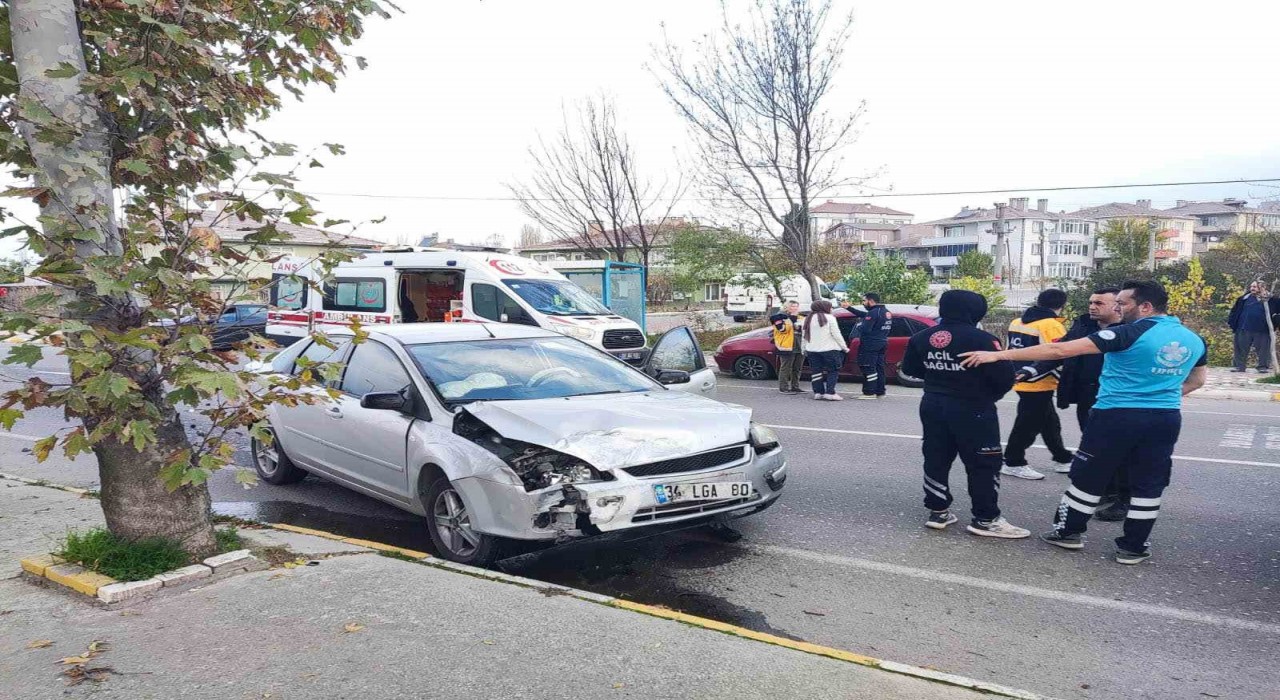 Pınarhisarda otomobiller çarpıştı: 3 kişi hafif yaralandı