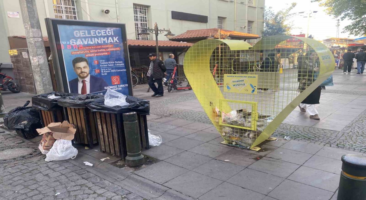 Plastik şişeler için kurulan geri dönüşüm kafesi çöplerle dolduruldu