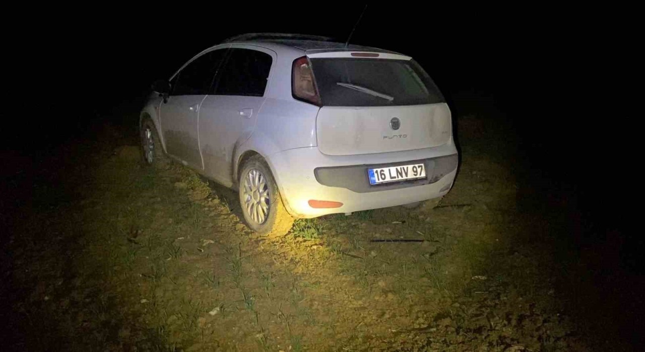 Polisin dur ihtarına uymadı, çamura saplanınca yaya olarak kaçtı