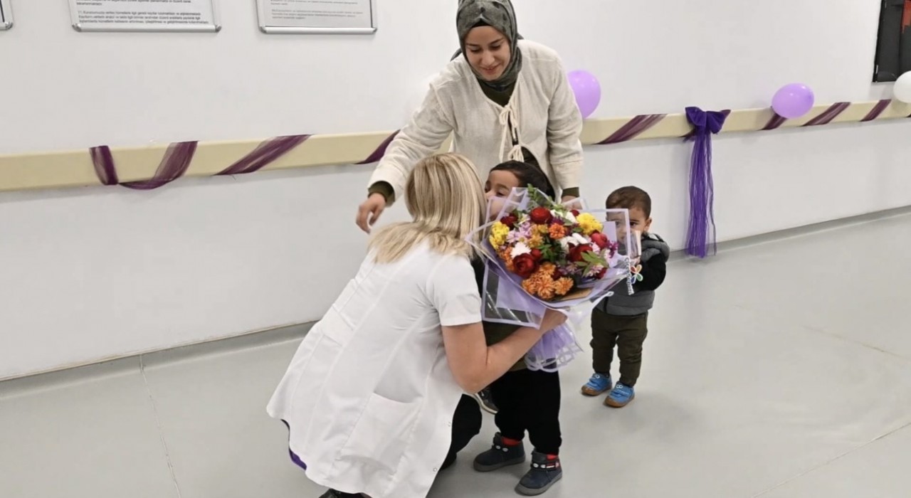 Prematüre doğan Oğuzhandan hayatını kurtaran doktora ziyaret