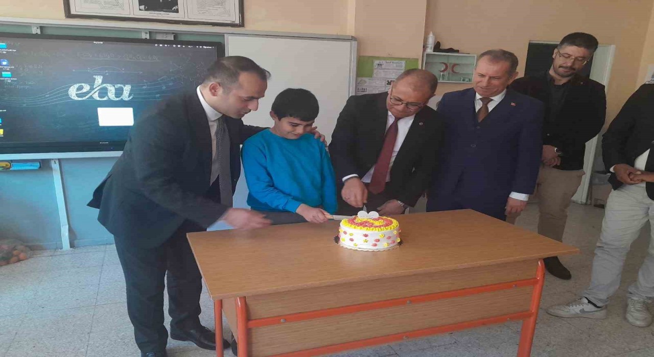 Protokolden ilkokul öğrencisi Şenere doğum günü sürprizi