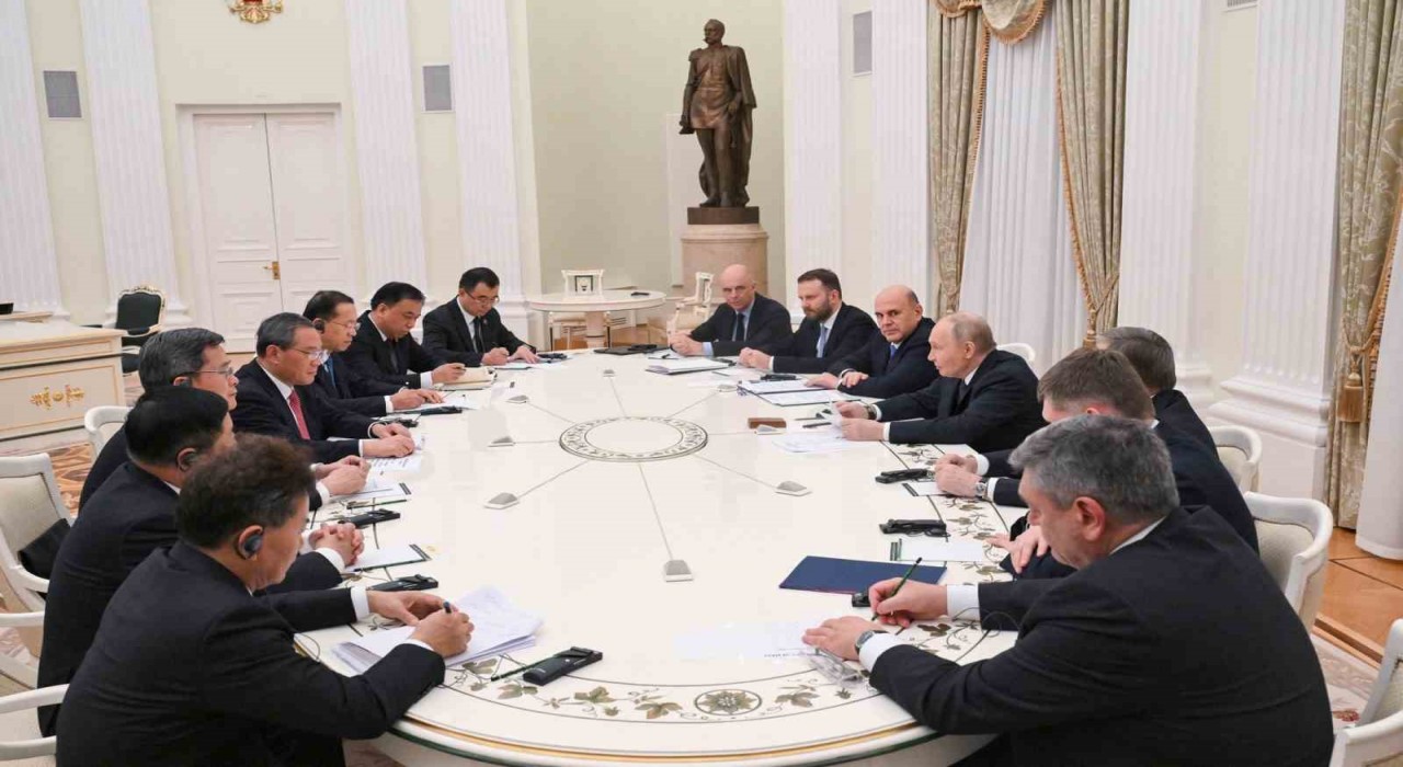 Putin, Çin Başbakanı Li ile bir araya geldi