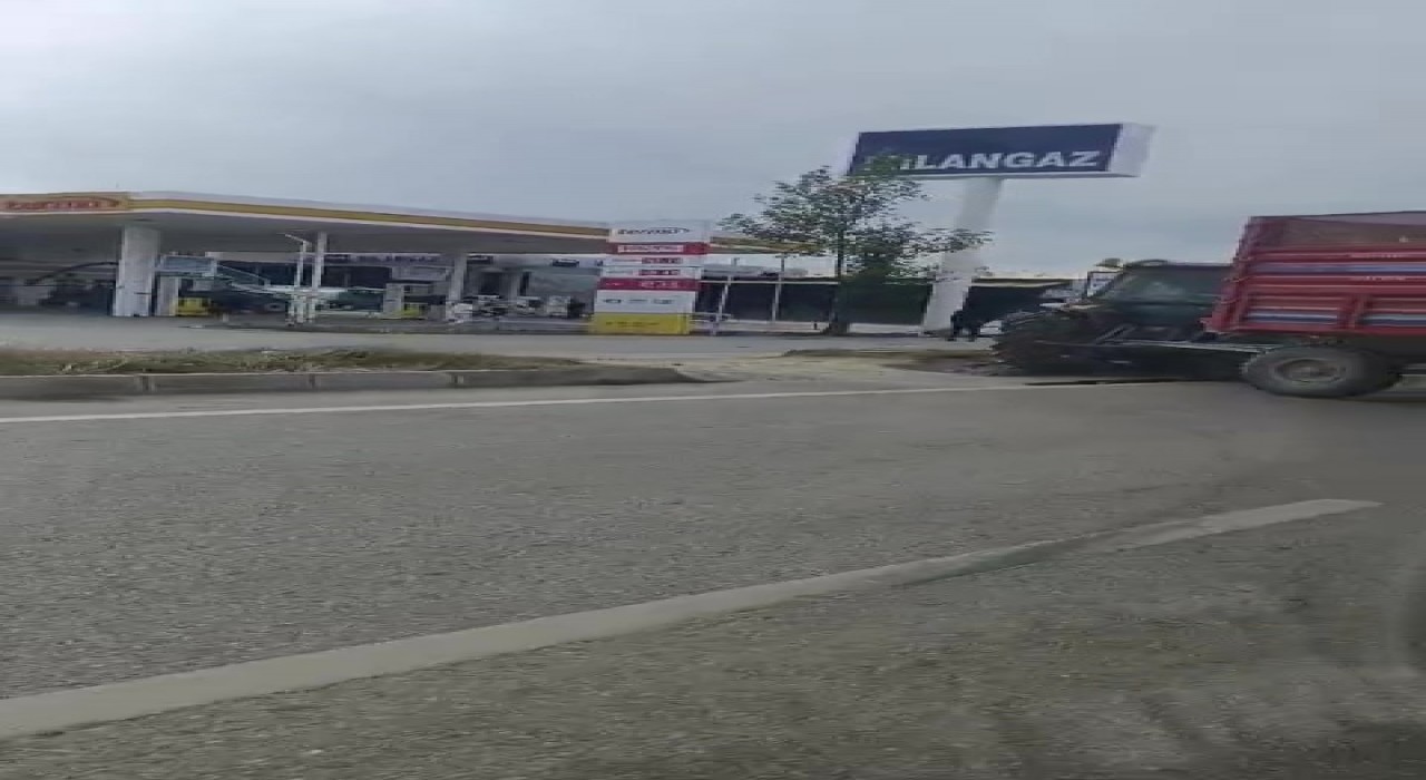 Refüjden yolun karşısına geçmek isteyen traktöre otomobil çarptı