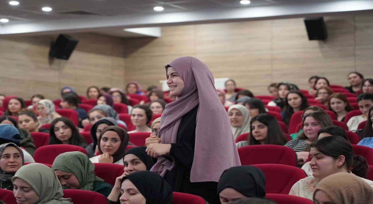 Rektör Akkaya ile Rektör Alican Gençlerle Baş Başa programında öğrencilerle bir araya geldi