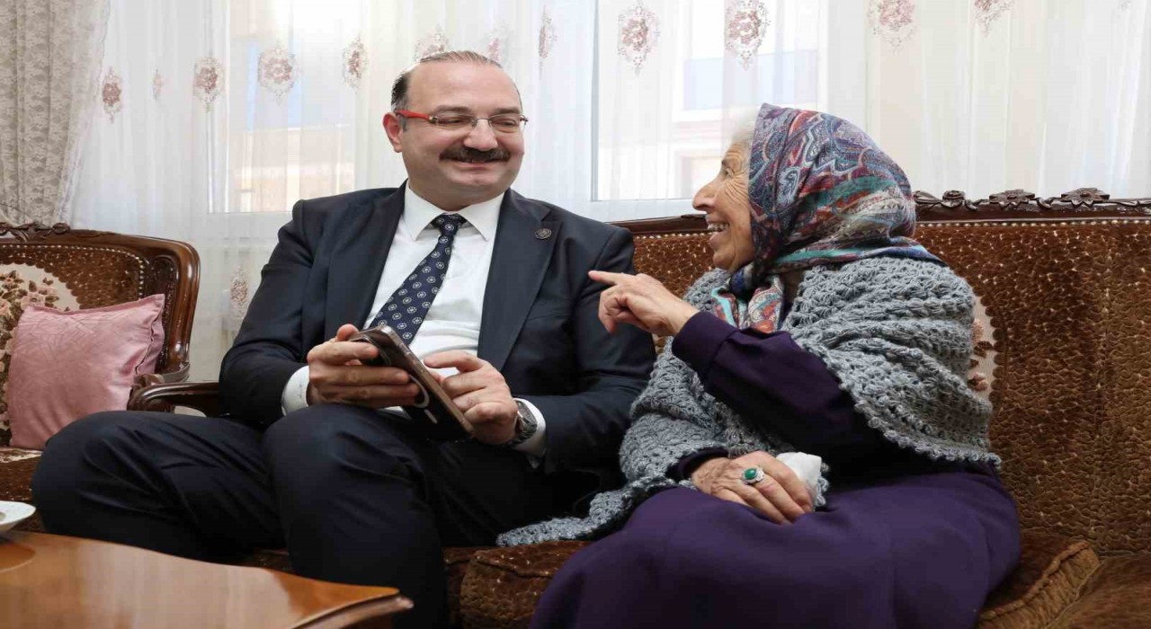 Rektör Hacımüftüoğlundan anlamlı öğretmenler günü ziyareti