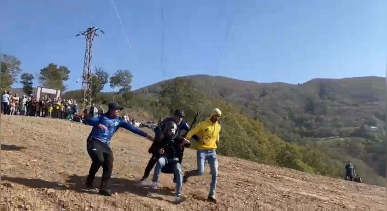 Renkli festivalde kısa süreli korku: Paraşütçü kayaya çarptı