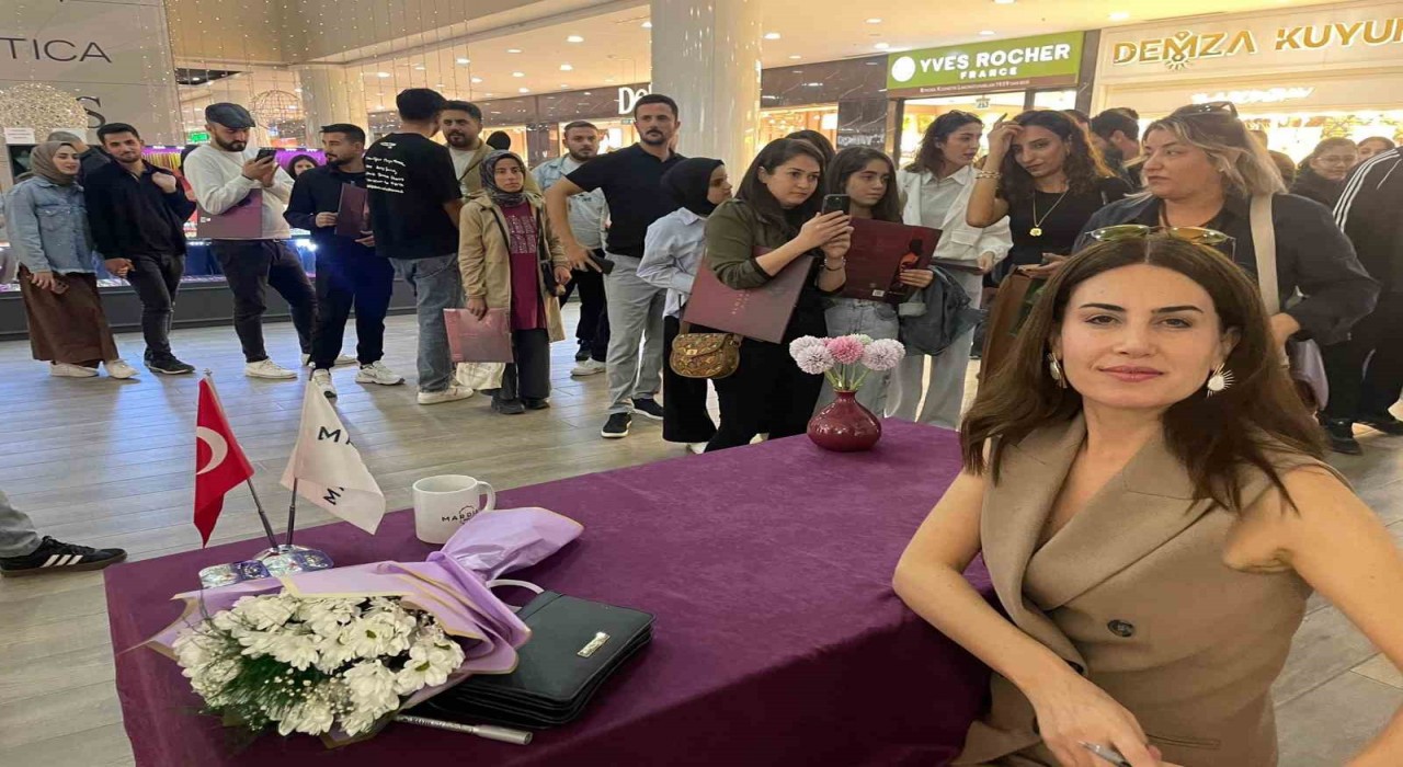 Rewşan, Mardian Mallda plak imza gününde hayranlarıyla buluştu