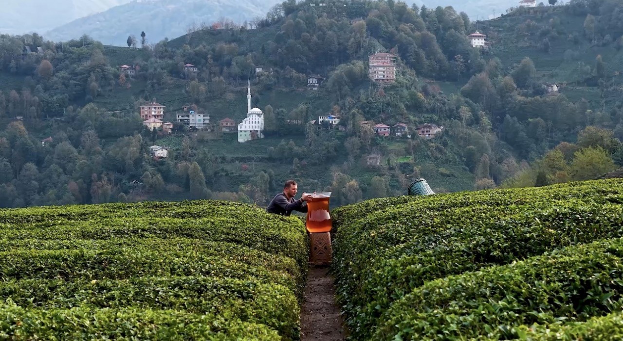 Rizede dev çay bardağıyla yapılan çekim olay oldu: İzleyenler yapay zeka sandı