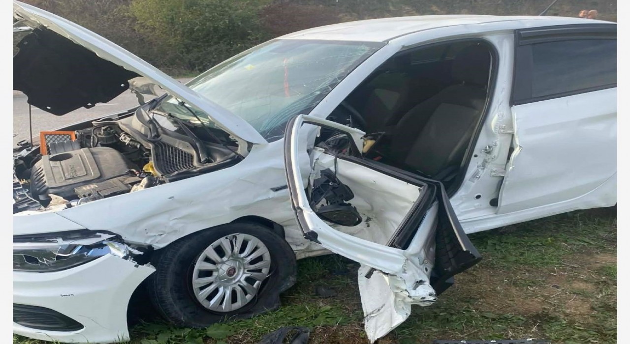 Sakaryada iki otomobil çarpıştı: 1i ağır 5 yaralı