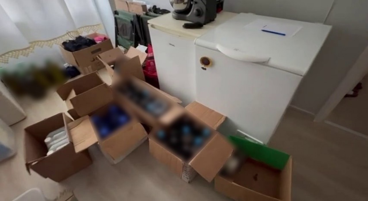 Sakaryada kaçak içki operasyonu: Bidon bidon sahte alkol ele geçirildi