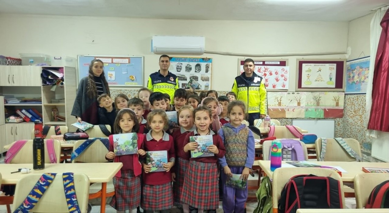 Salavatlı İlkokulu öğrencilerine jandarmadan trafik eğitimi