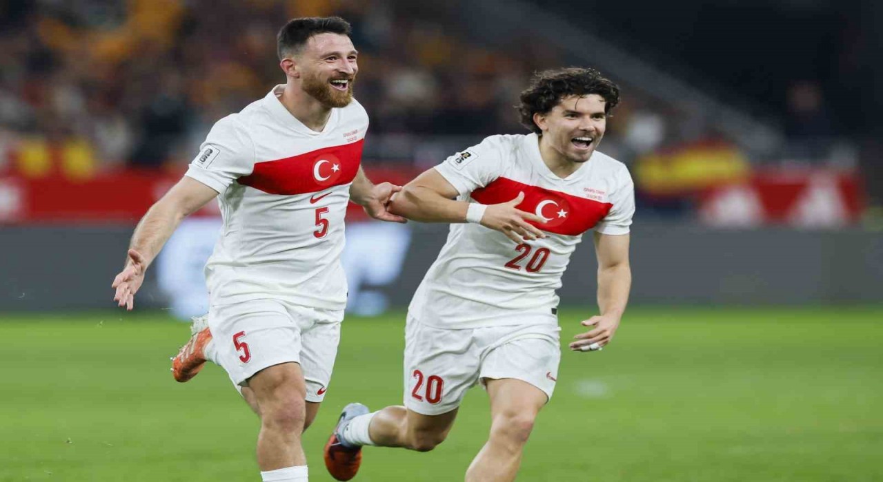 Salih Özcanın milli takımdaki ilk gol sevinci