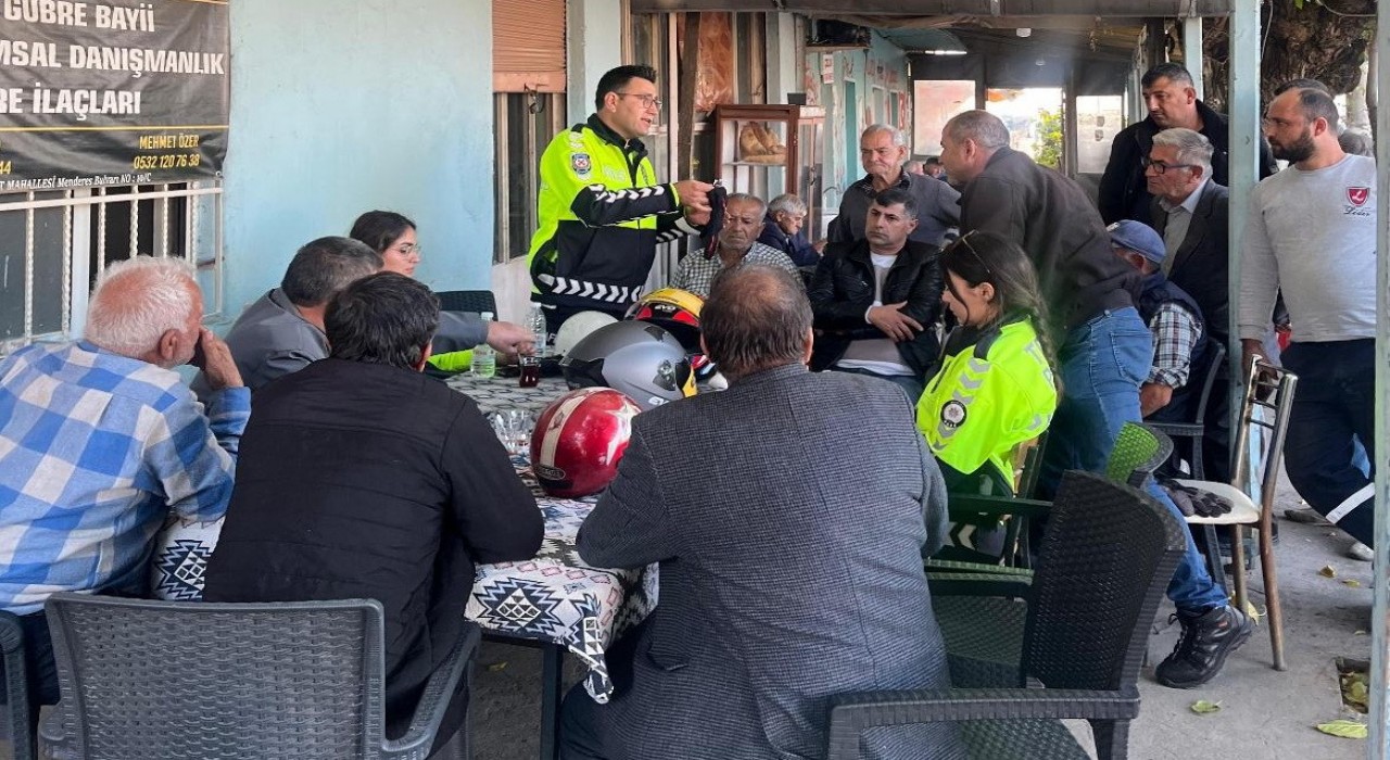 Salihlide çiftçilere ve sürücülere yeni trafik kuralları anlatıldı