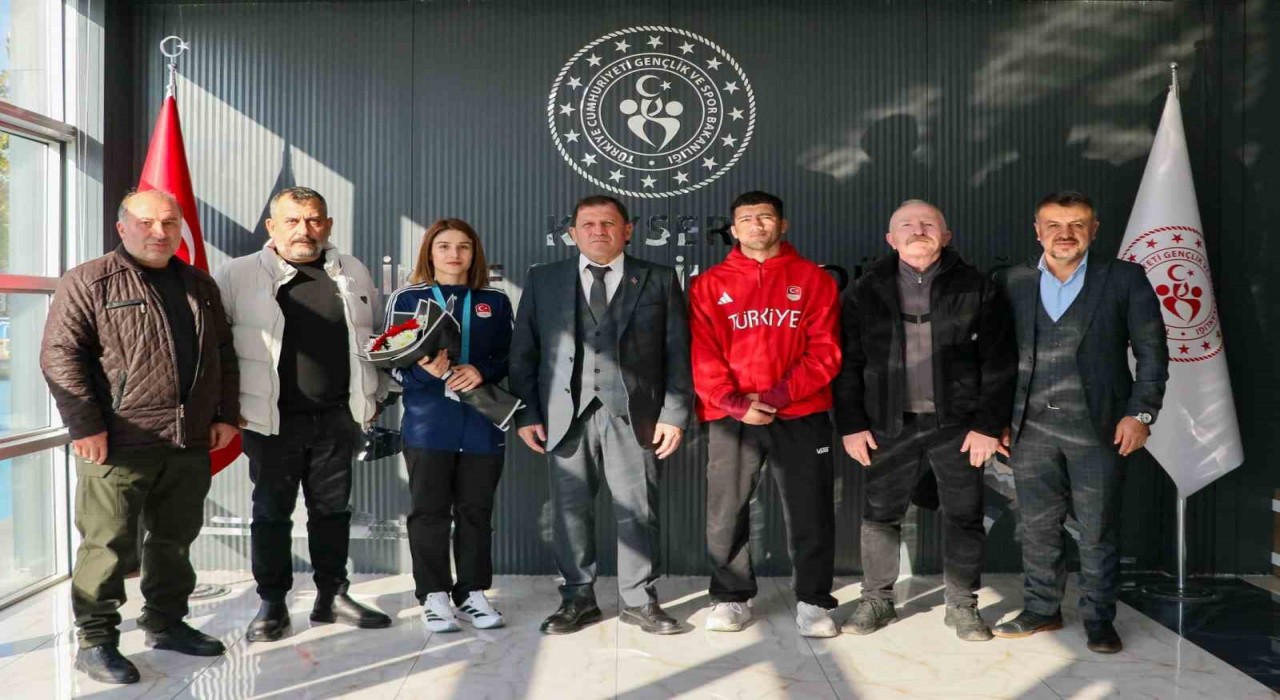 Şampiyonlara coşkulu karşılama