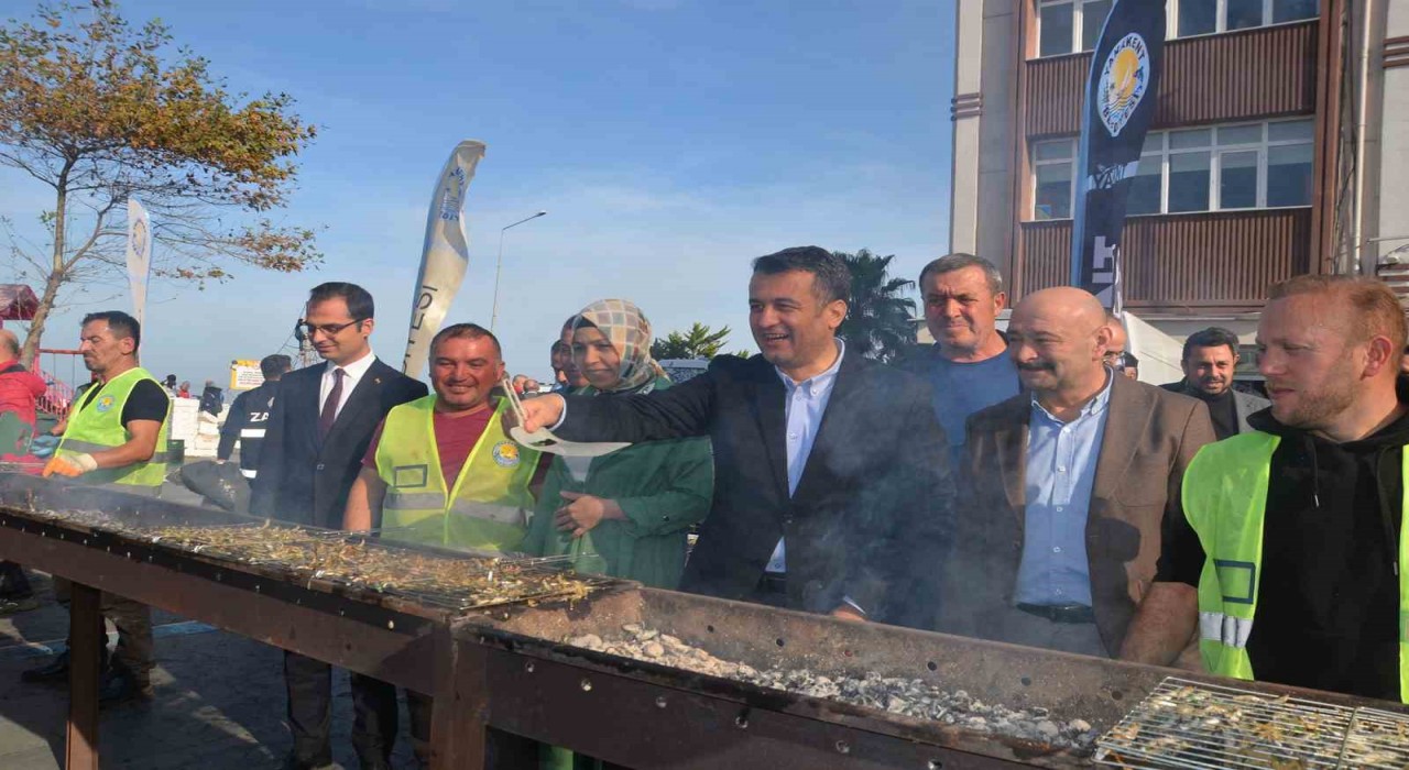 Samsun Yakakentte Hamsi Festivaline yoğun ilgi: 2 saatte 3 ton hamsi tükendi