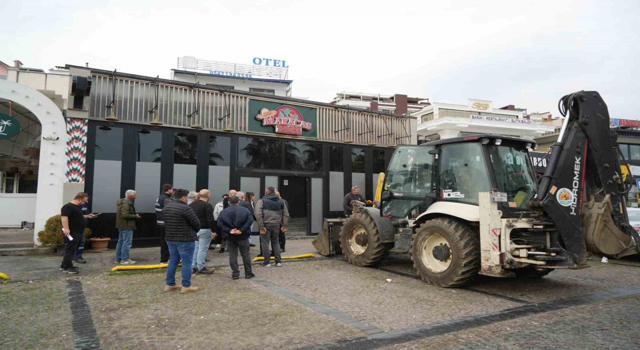 Samsunda mahkeme kararı sonrası eğlence mekanının yıkımı başladı