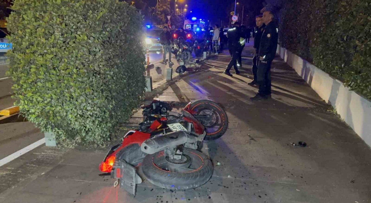 Samsunda motosiklet yayaya çarptı: 3 kişi ağır yaralandı