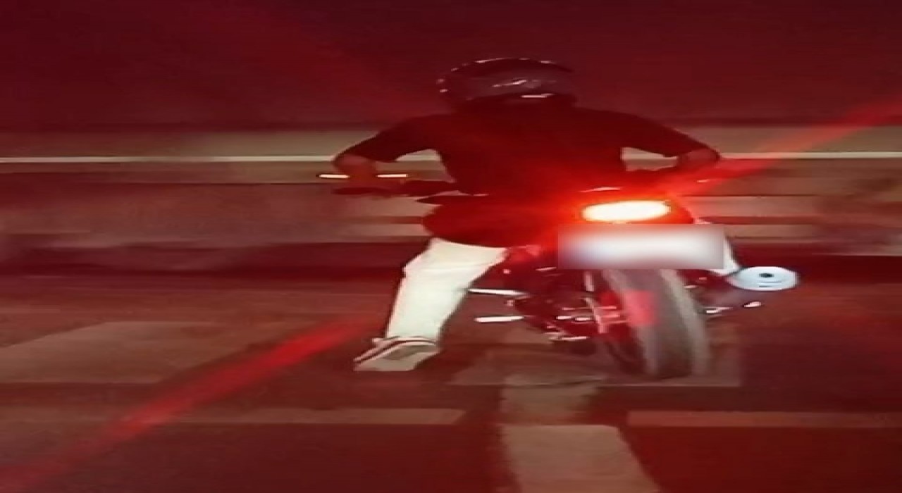 Samsunda motosikletli sürücü ışıklarda patinaj yaparak lastik yaktı