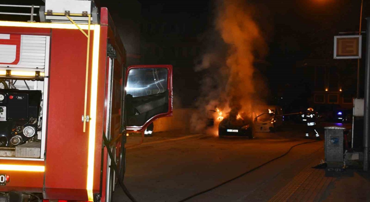Samsunda park halindeki otomobil yanarak kullanılamaz hale geldi
