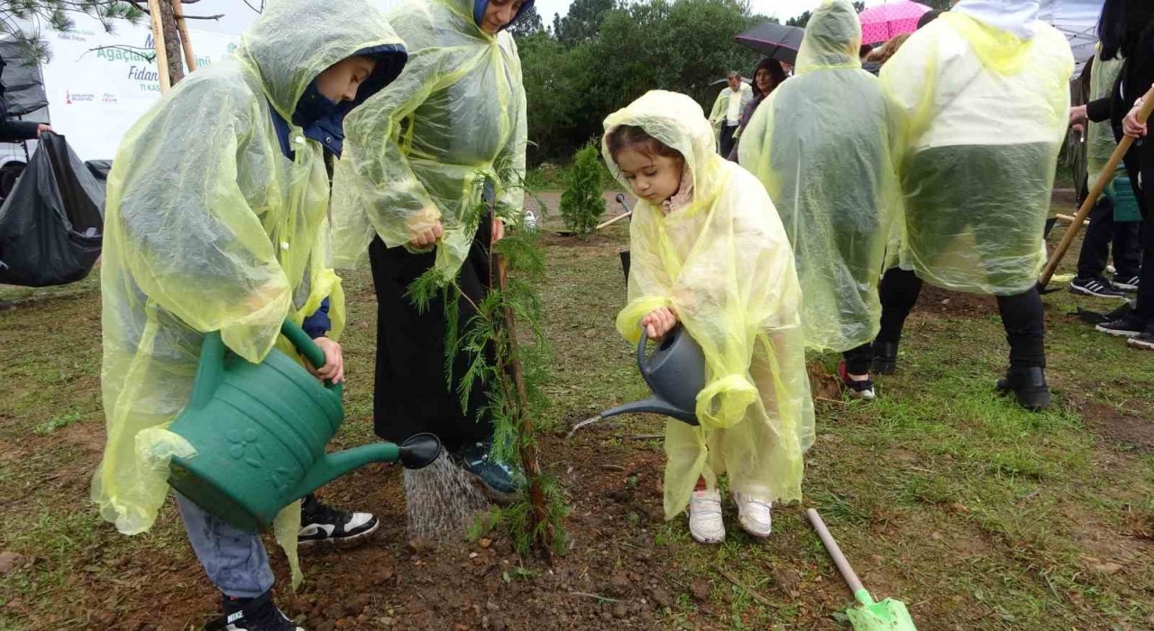 Sancaktepede yarının nefesi olacak binlerce fidan toprakla buluşturuldu