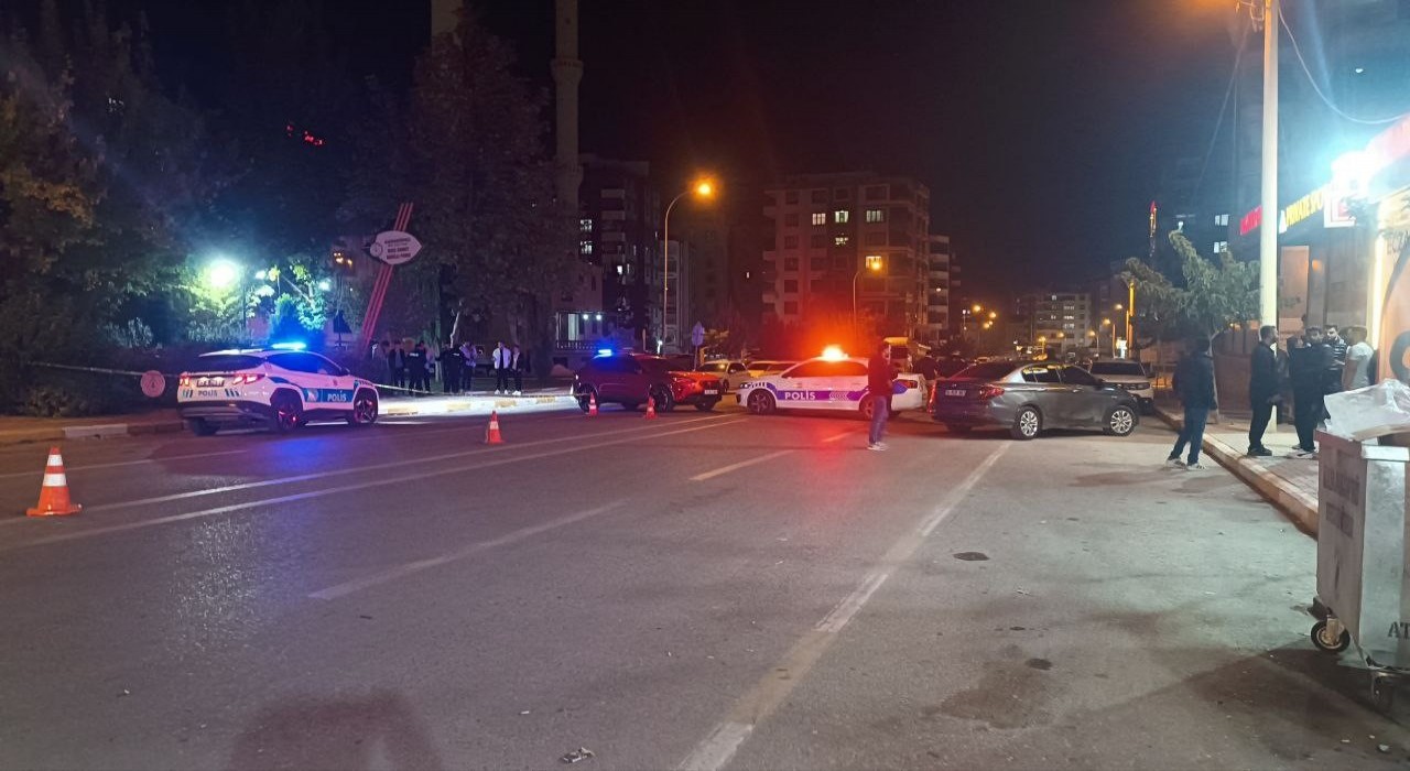 Şanlıurfada cadde ortasında silahlı kavga kamerada: 2 ağır yaralı