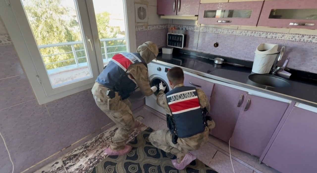 Şanlıurfada çamaşır makinesinden 12 tabanca çıktı